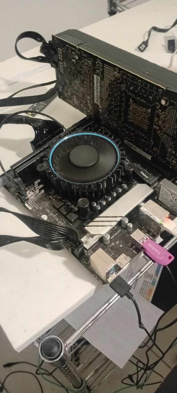 PC aberto na bancada com a RTX 2080 Ti ligada