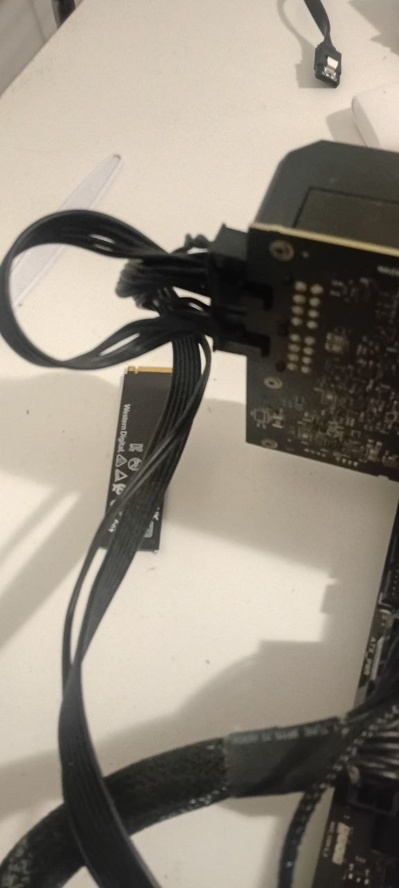 Close dos cabos PCIe ligados na placa de video